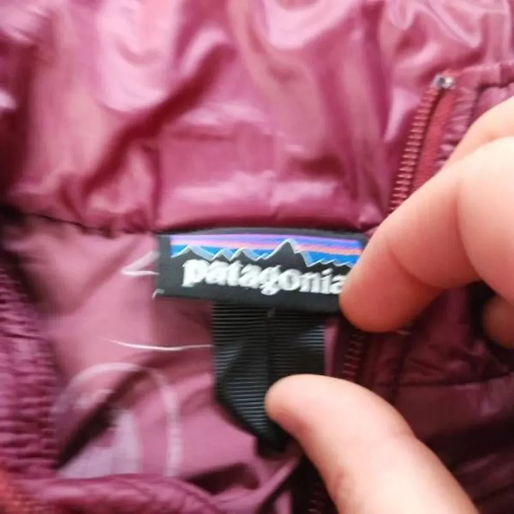Patagonia Women's Scamper Jacket in maroon/black